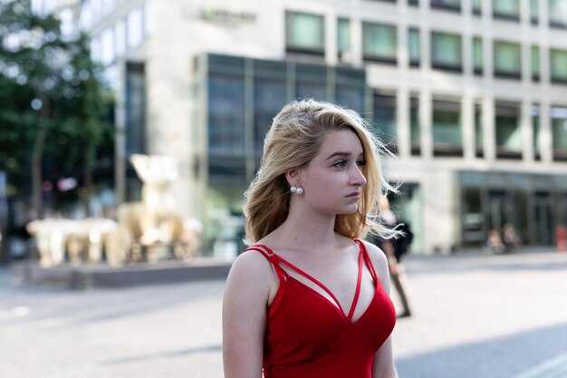 29 Celebrities Who Have Reached Billionaire Status, Including Taylor Swift